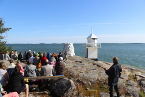Yleisöä Volter Kilpi Kustavissa -kirjallisuusviikon tapahtumassa meren rannalla.